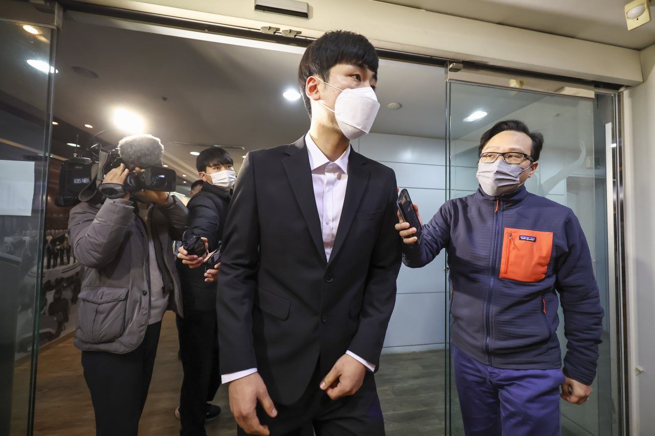 음주운전과 위계에 의한 공무집행방해 혐의를 받는 프로농구 서울 삼성 구단이 소속 선수 천기범이 22일 오전 서울 KBL센터에서 열리는 재정위원회에 참석하고 있다. 연합뉴스