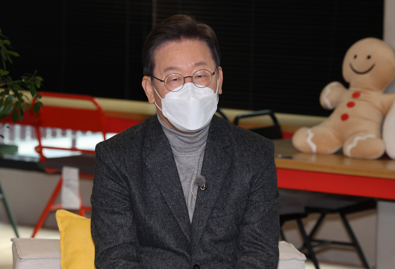 이재명 더불어민주당 대선후보가 22일 서울시 성동구 지웰홈스 왕십리에서 1인 가구 청년들과 '국민반상회'를 하고 있다. [연합]