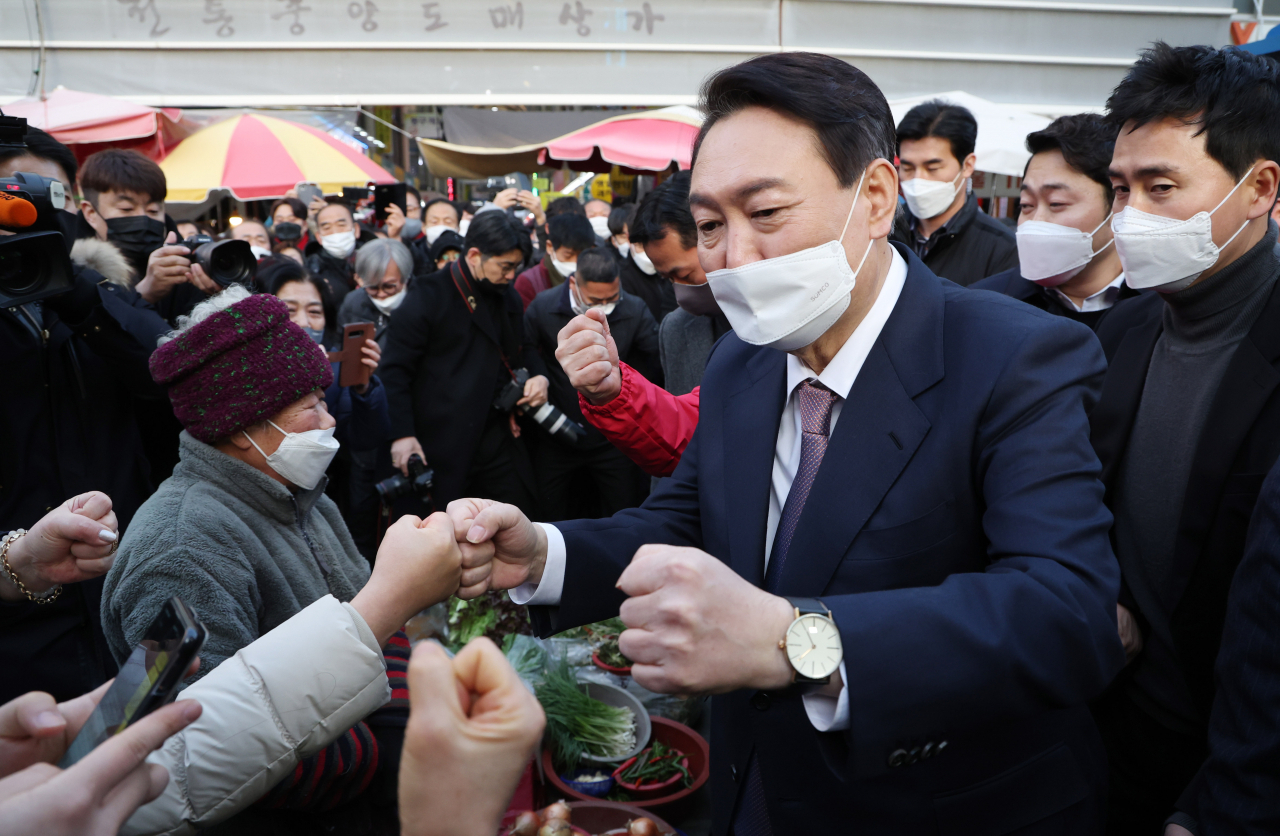 윤석열 국민의힘 대선 후보가 21일 오후 대전 동구 중앙시장을 방문해 지지자들과 인사하고 있다. [연합]