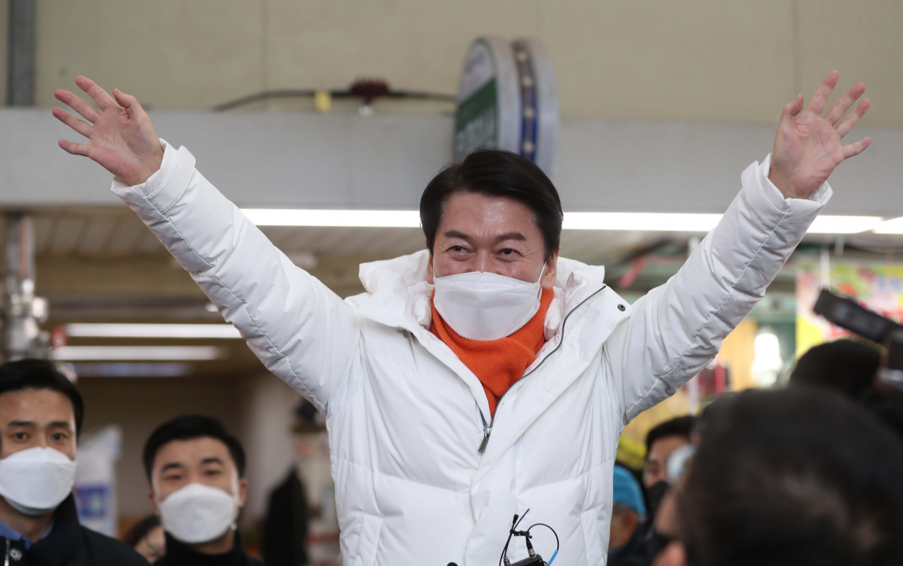 국민의당 안철수 대선후보가 22일 오후 경남 창원시 마산합포구 마산어시장을 방문해 인사하고 있다. [연합]