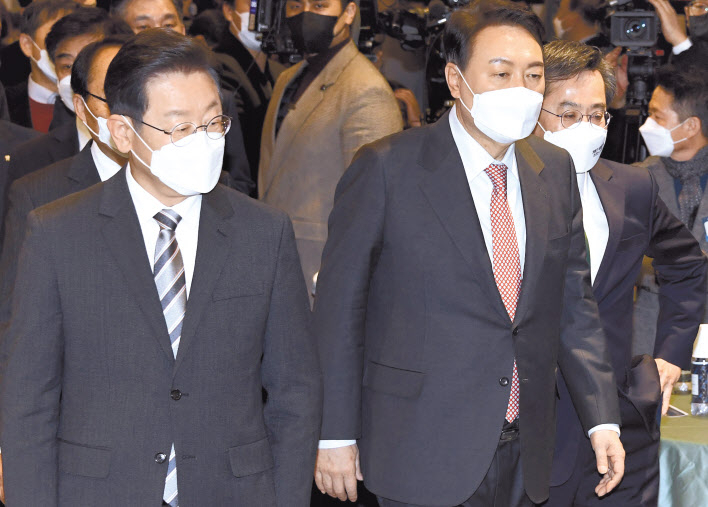 지난 18일 서울 여의도 CCMM 빌딩에서 열린 2022년 소상공인연합회 신년인사회에 나타난 두 후보 [국회사진기자단]