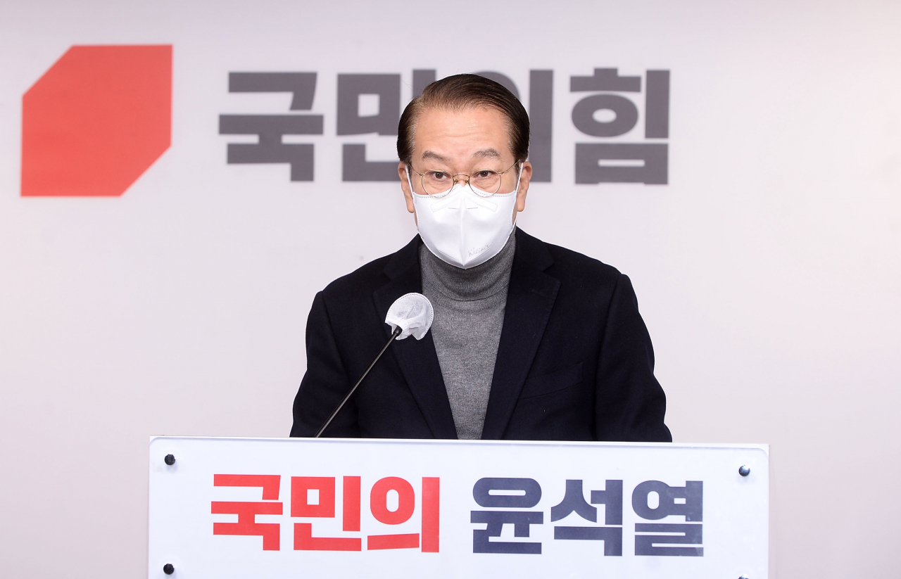 권영세 국민의힘 선거대책본부장이 지난 18일 서울 여의도 중앙당사에서 기자회견을 하고 있다. 권 본부장은 "선대본부 네트워크본부를 해산한다"며 "해산 조치는 윤 후보의 결단"이라고 말했다. [이상섭 기자]