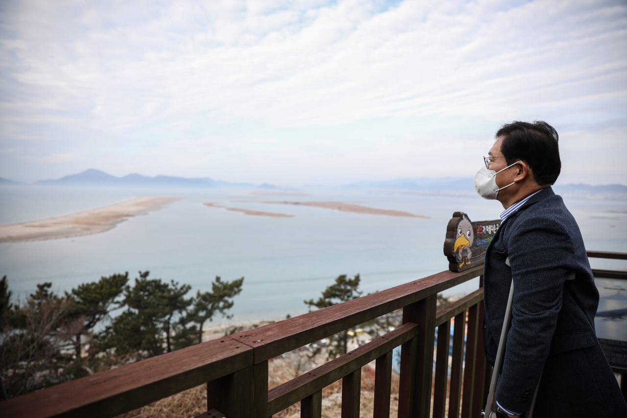 송영길 더불어민주당 대표가 23일 부산 다대포를 찾아 바다를 바라보고 있다. [송영길 대표 페이스북 제공]