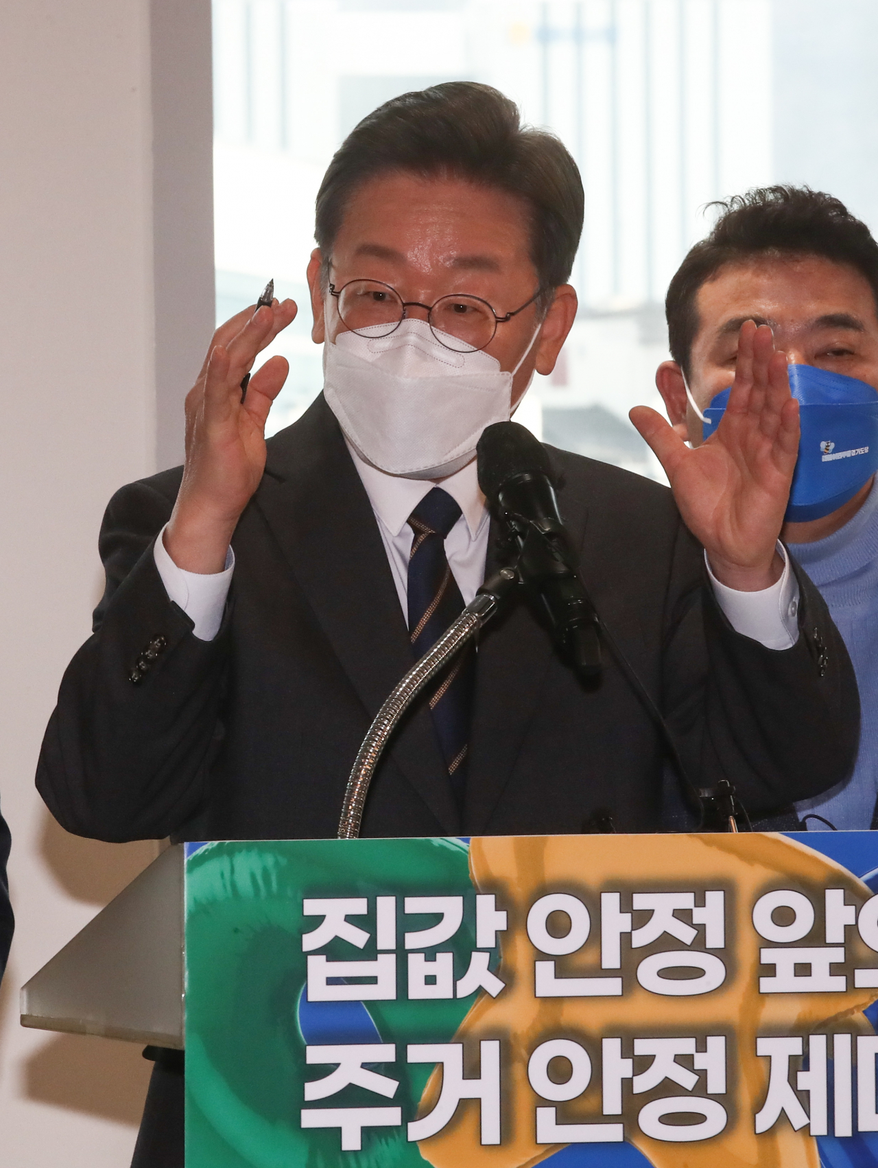 이재명 더불어민주당 대선후보가 23일 오전 경기도 의왕시 포일 어울림센터에서 부동산 공약 발표를 마치고 취재진의 질문에 답하고 있다. [연합]