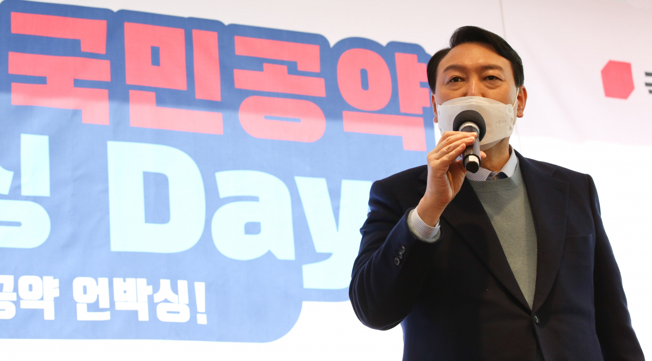 윤석열 국민의힘 대선 후보가 23일 서울 여의도 한 카페에서 열린 '국민공약 언박싱 데이' 행사에서 '윤석열 공약위키' 홈페이지를 통해 제안받은 공약 5가지 발표에 대한 소감을 밝히고 있다. [연합]