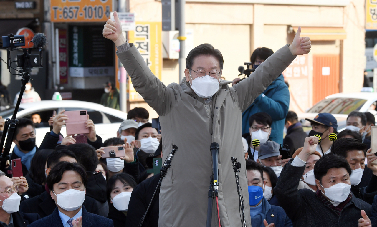 이재명 더불어민주당 대선 후보가 23일 경기도 평택시 평택역 광장에서 열린 '매타버스 평택 민심 속으로' 행사에서 시민들에게 손을 들어 인사하고 있다. [연합]