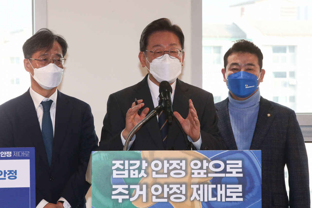 이재명 더불어민주당 대선후보가 23일 오전 경기도 의왕시 포일 어울림센터에서 부동산 공약 발표를 마치고 취재진의 질문에 답하고 있다. [연합]