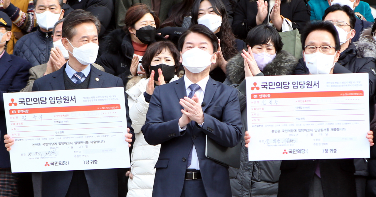 안철수 국민의당 대선후보가 23일 오전 경남 창원시 경남도의회 앞에서 무소속 도의원 입당 및 지지선언을 하고 있다. [연합]