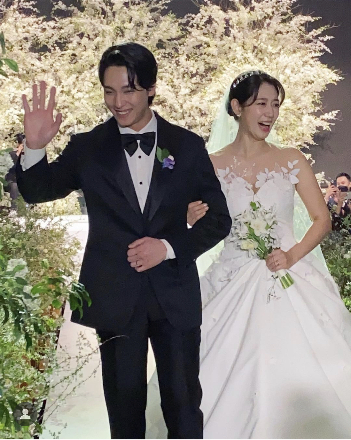 배우 박신혜가 입은 미국 디자이너 오스카 드 라 렌타의 2022 봄 컬렉션 드레스를 입은 모습. [오스카 드 라 렌타]