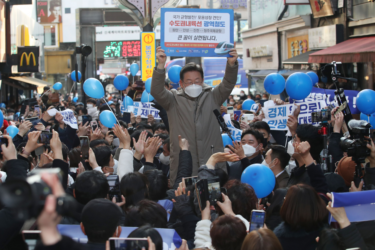 이재명 더불어민주당 대선 후보가 23일 경기도 안성시 안성 명동거리에서 열린 '매타버스 안성 민심 속으로' 행사에서 연설하고 있다. [연합]