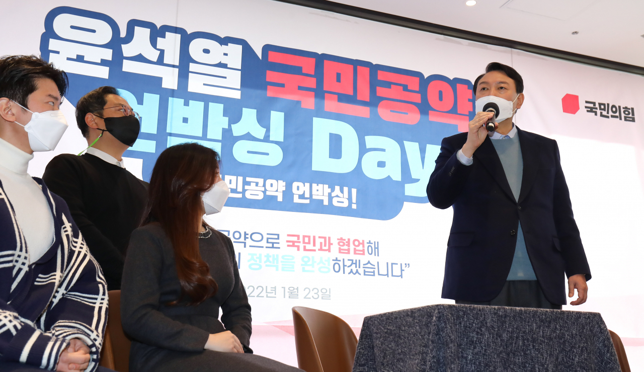 윤석열 국민의힘 대선 후보가 23일 서울 여의도 한 카페에서 열린 '국민공약 언박싱 데이' 행사에서 '윤석열 공약위키' 홈페이지를 통해 제안받은 공약 4가지 발표에 대한 소감을 밝히고 있다. [연합]