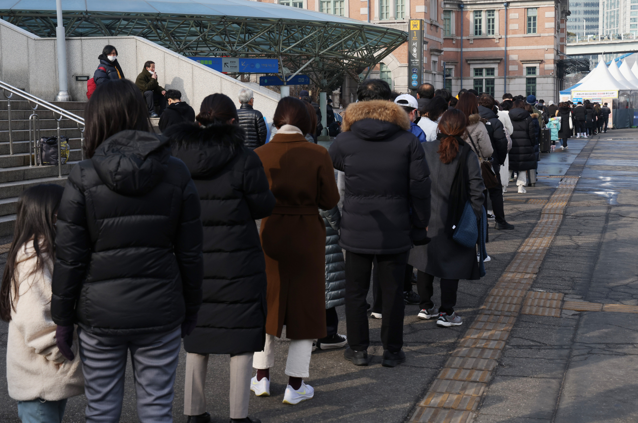 23일 오후 서울역광장에 마련된 코로나19 선별 검사소에 시민들이 검사를 위해 줄을 서서 기다리고 있다. 오미크론 변이 확산으로 인해 코로나19 유행 규모가 커지면서 신규 확진자 수가 8천명에 근접하고 있다. 이날 0시 기준 신규 확진자 수는 7630명이다. [연합]