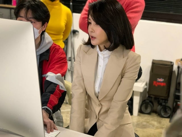 23일 윤석열 국민의힘 대선 후보의 배우자 김건희 씨가 프로필용 사진을 촬영하는 모습이 공개됐다. [강신업 변호사 페이스북]