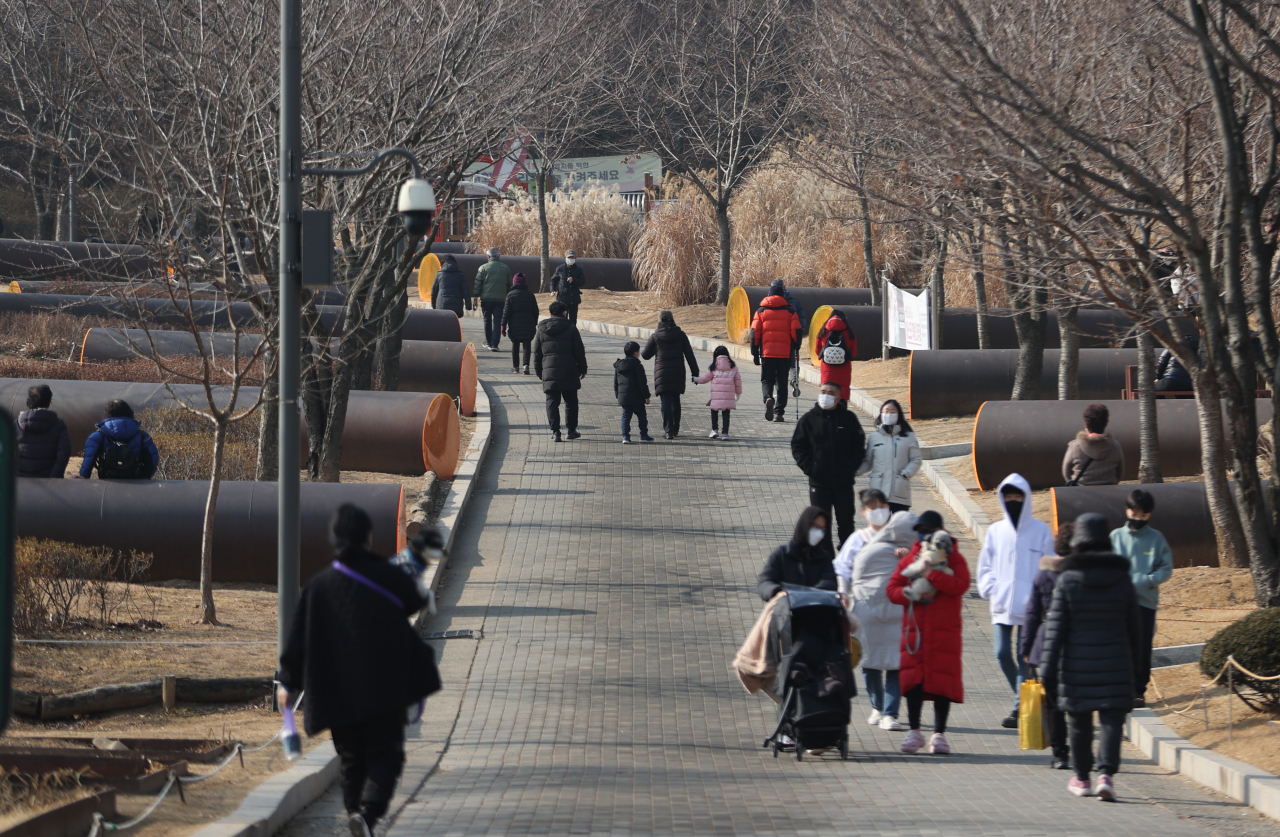 포근한 날씨를 보인 23일 서울 양천구 서서울호수공원에서 시민들이 산책하고 있다. [연합]