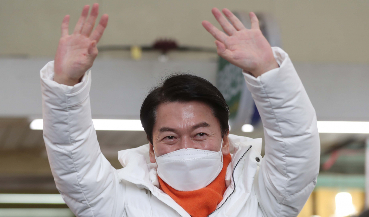 안철수 국민의당 대선후보가 22일 오후 경남 창원시 마산합포구 마산어시장을 방문해 인사하고 있다. [연합]