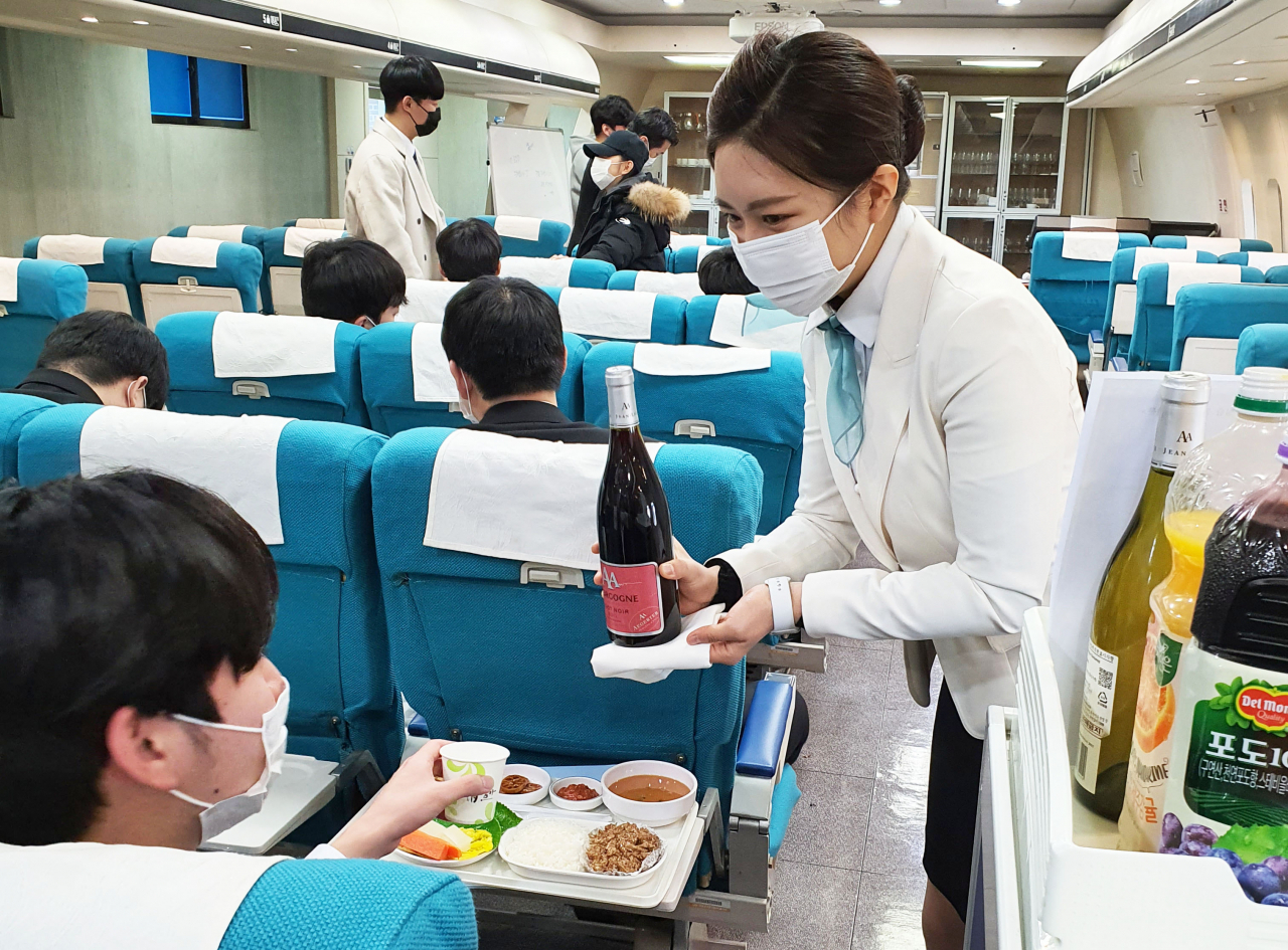 영진전문대 호텔항광관광과 학생들이 교내 항공기내실습실에서 기내 서비스 실습을 하고 있다.[영진전문대 제공]