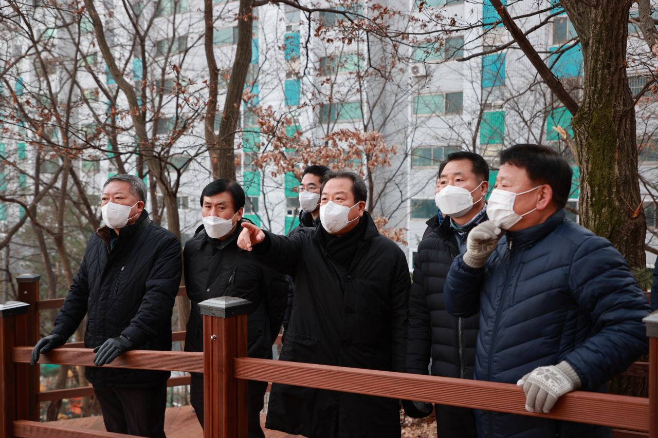 주말 현점 점검하고 있는 조광한(왼쪽에서 네번째) 남양주시장