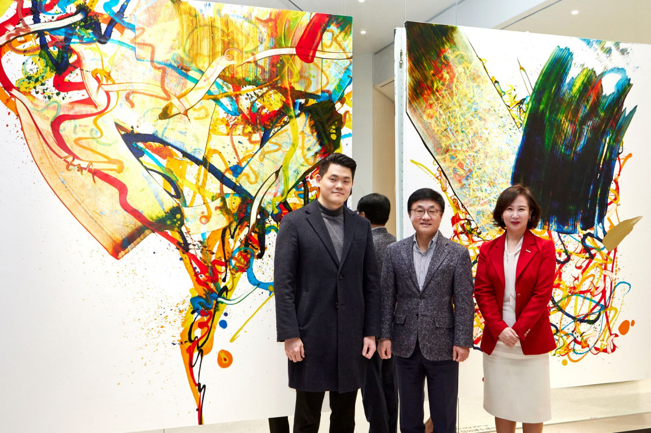 프린트베이커리 ‘흐름’전 오픈식에 참석한 워커힐 현몽주 총괄(가운데), 황은미 총지배인(오른쪽), 참여작가 최승윤