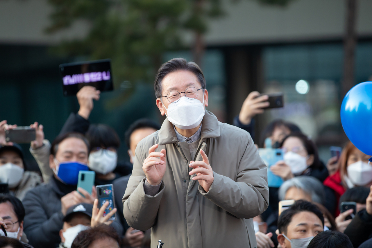 이재명 더불어민주당 대선 후보가 23일 경기도 화성시 동탄중앙어울림센터 앞 광장에서 열린 '매타버스 화성 민심 속으로' 행사에서 연설하고 있다. [연합]