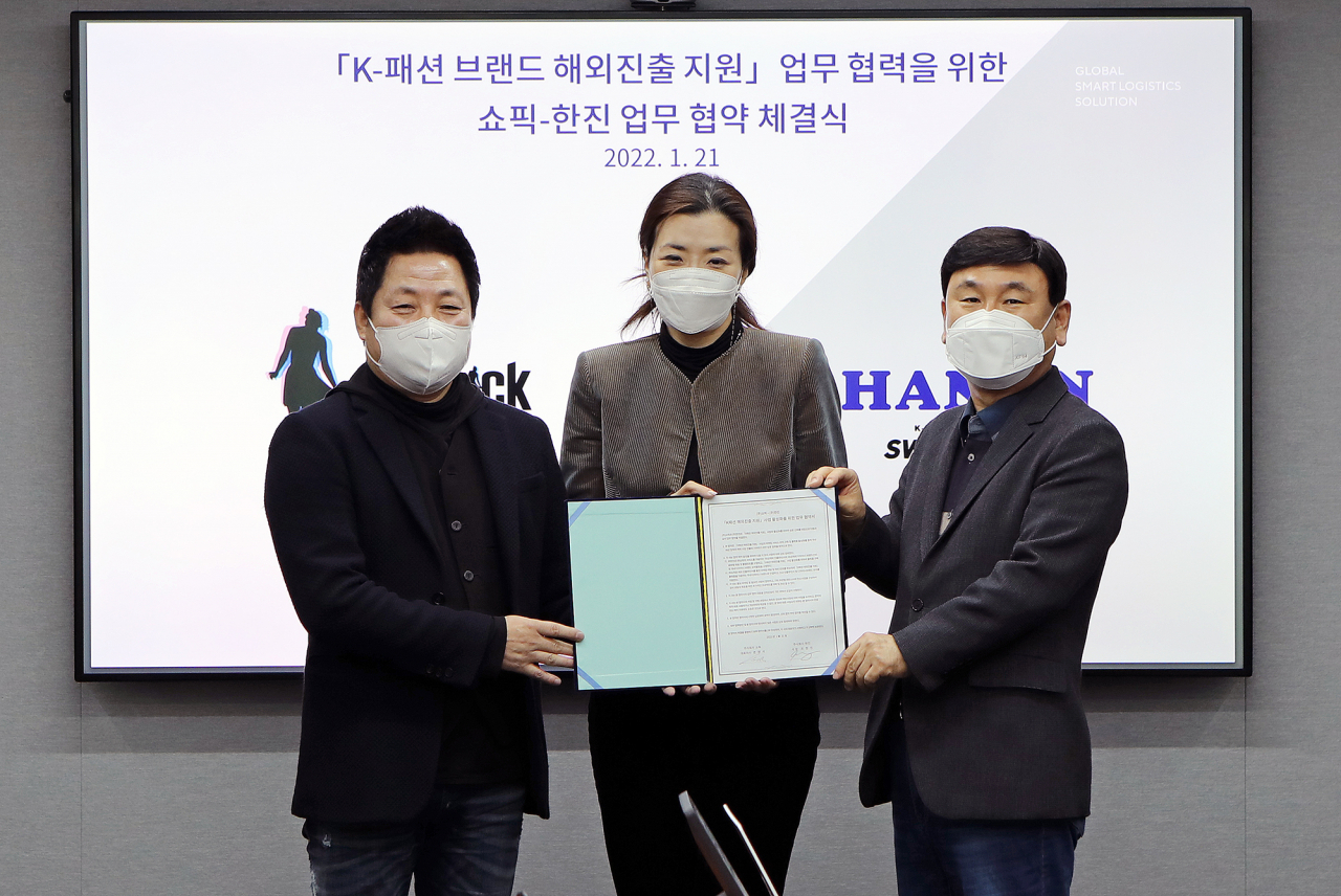 한진이 K-패션 해외 진출 지원을 위한 업무협약을 체결했다. 왼쪽부터 ㈜쇼픽 변영석 대표이사, 한진 조현민 미래성장전략 및 마케팅 총괄 사장, 한진 노삼석 대표이사 사장. [한진 제공]
