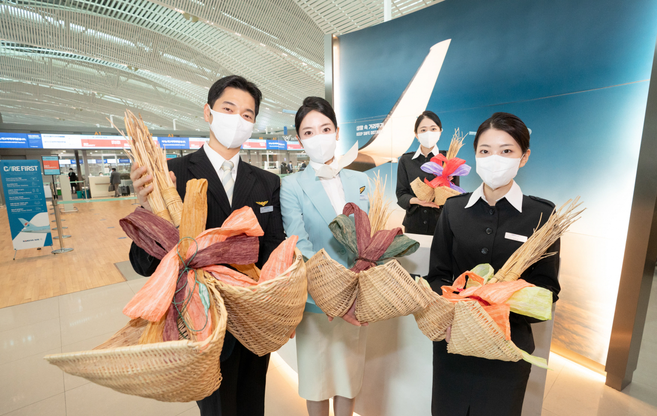 대한항공 객실승무원 등 직원들이 인천공항 제2여객터미널 대한항공 카운터에서 기념촬영을 하고 있다. [대한항공 제공]