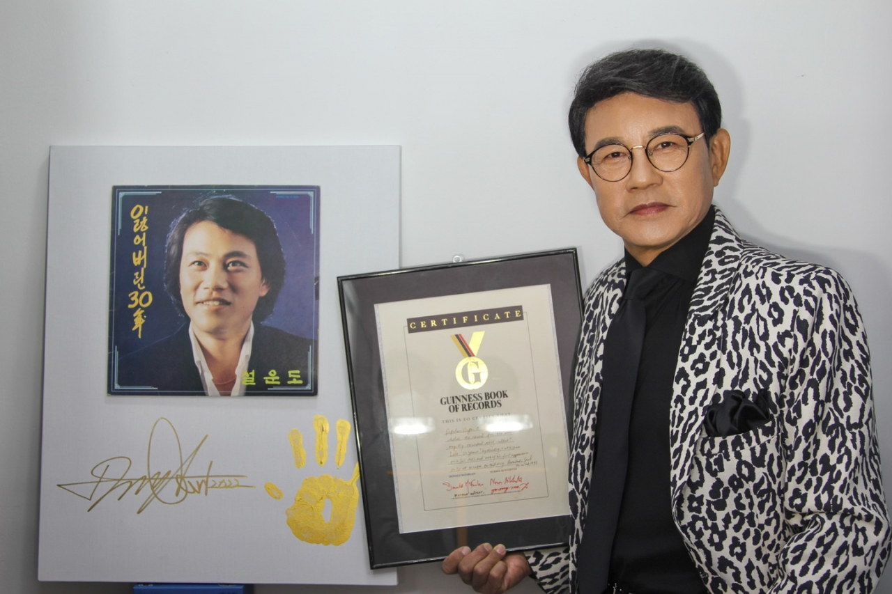 최단기간 히트곡으로 기네스북에 등재된 곡 '잃어버린 30년'의 가수 설운도 [ENTC 제공]
