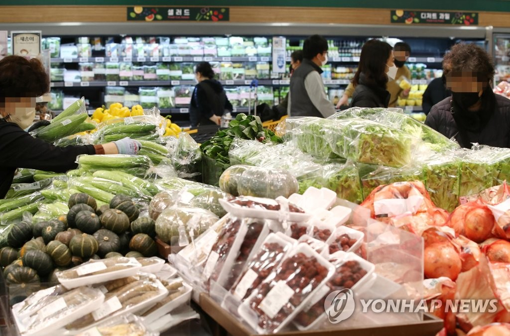 서울의 한 대형마트에서 장을 보는 시민의 모습. [연합]