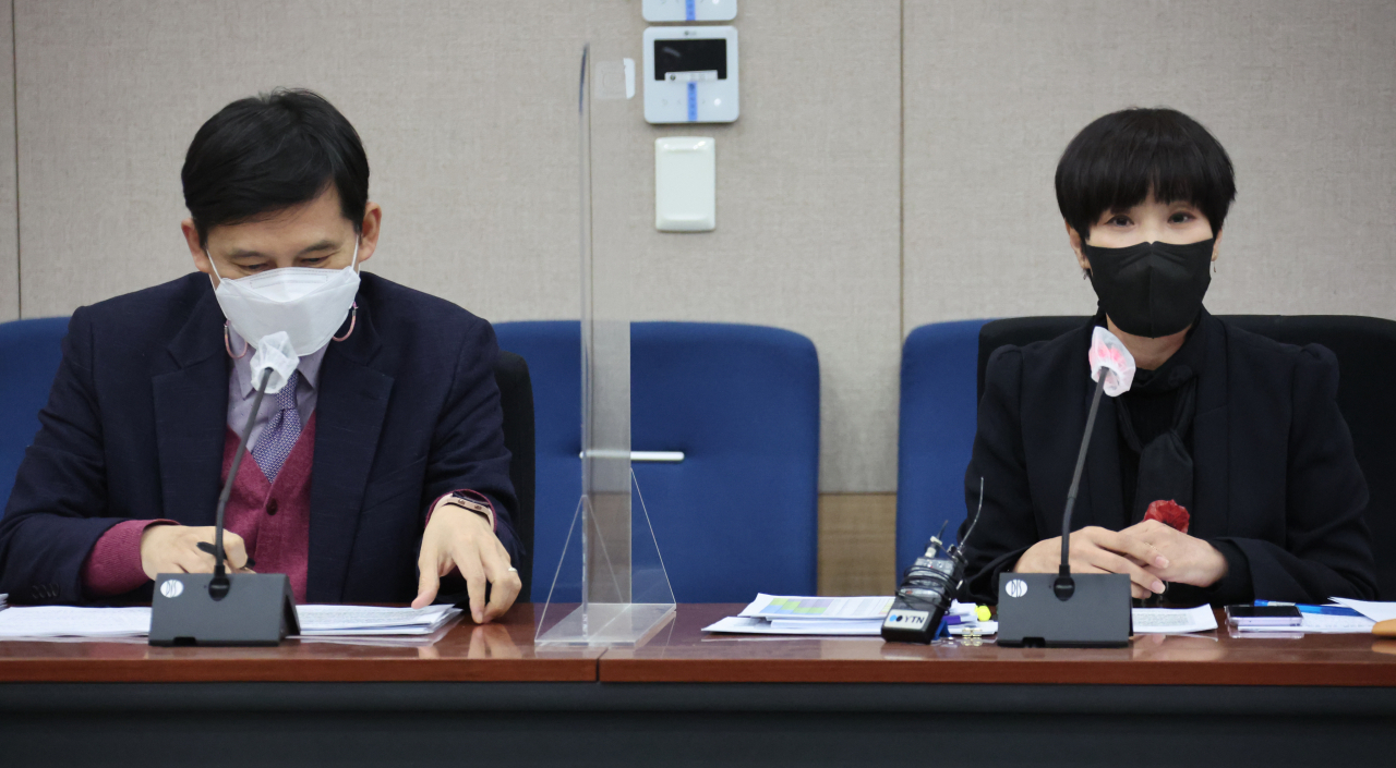 황성운 문체부 미디어정책국장(왼쪽)과 김영주 언론진흥재단 미디어연구센터장이 지난해 12월30일 정부서울청사에서 열린 한국언론진흥재단 열독률 조사 결과를 발표하고 있다. 연합뉴스