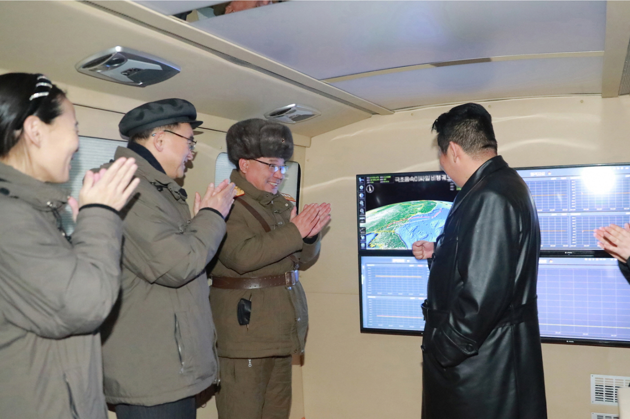북한이 핵실험과 대륙간탄도미사일(ICBM) 시험 모라토리엄(유예) 철회 가능성을 내비친 가운데 풍계리 핵실험장을 지속 유지·관리중이며 추가 핵실험에 활용할 수도 있다는 주장이 제기됐다. 북한이 지난 11일 김정은 국무위원장이 참관한 가운데 실시한 극초음속미사일 주장 시험발사 장면. [평양 노동신문=뉴스1]