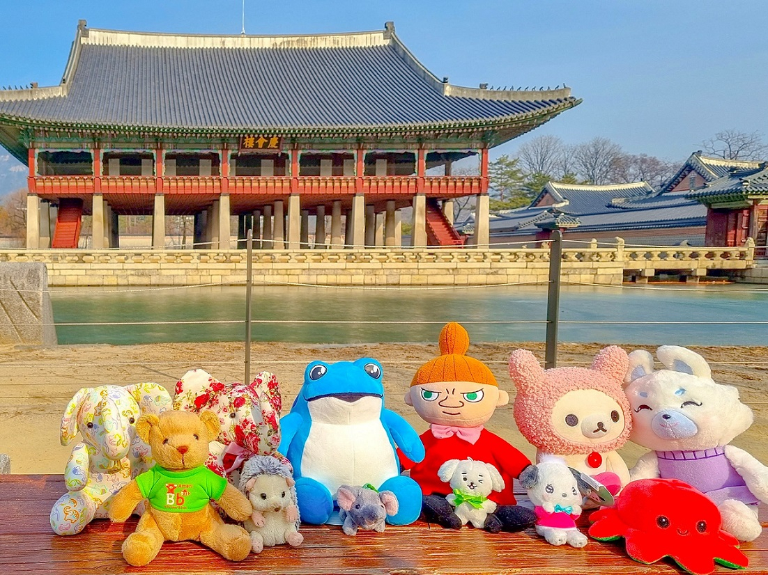 한국 가고 싶은데 못간 외국인들의 인형은 한국을 방문해 자신이 한국에서 노는 것을 주인에게 보여준다.