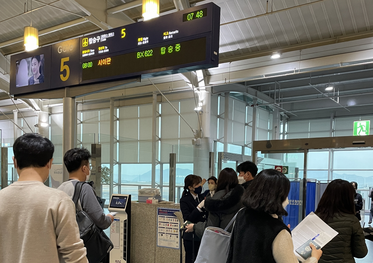 지난 23일 에어부산이 신규 취항한 사이판 행 항공편에 승객들이 탑승하고 있다. [에어부산 제공]
