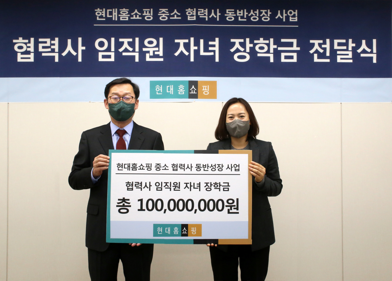 24일 서울 강동구 현대홈쇼핑 사옥에서 임대규 현대홈쇼핑 사장(사진 왼쪽)이 정경연 리빙아이콘 대표(사진 오른쪽)와 전달식을 마치고 기념 사진을 촬영하고 있다.[현대홈쇼핑 제공]