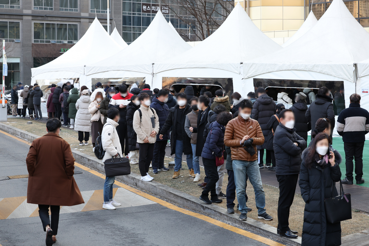 24일 서울 송파구 보건소 코로나19 선별검사소에서 시민들이 검사를 받기위해 대기하고 있다. [연합]