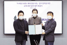 변영석(왼쪽부터) ㈜쇼픽 대표이사, 한진 조현민 미래성장전략 및 마케팅 총괄 사장, 한진 노삼석 대표이사 사장. [한진 제공]