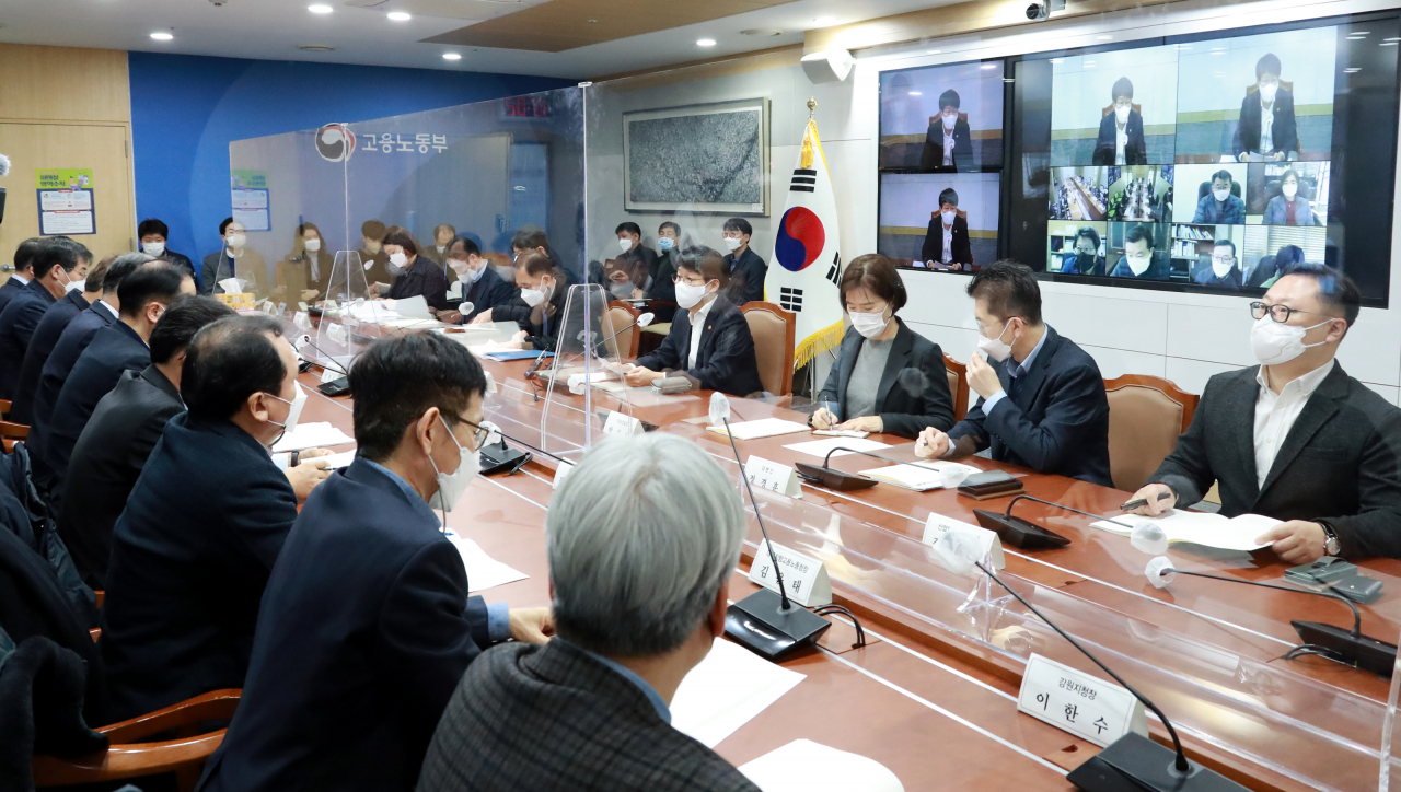 안경덕 고용노동부 장관이 24일 '중대재해처벌법 시행 대비 확대 기관장회의'에서 발언하고 있다. [고용노동부 제공]