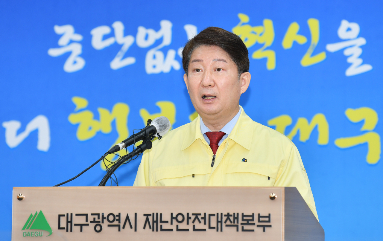 권영진 대구시장이 24일 시청에서 오미크론 확산에 따른 대시민 담화문을 발표하고 있다.[대구시 제공]