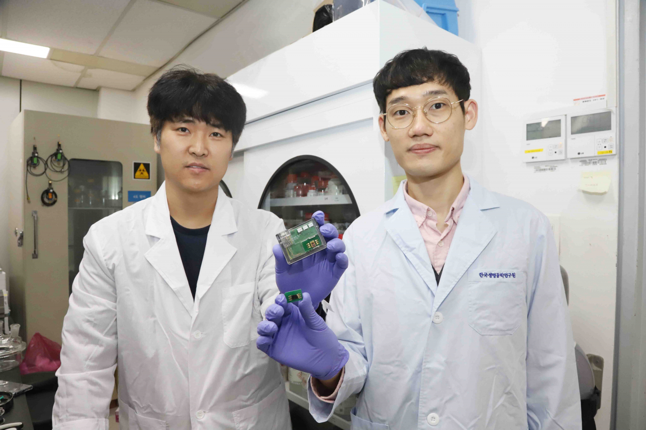 권오석(왼쪽) 박사 연구진이 개발한 휴대용 전자코를 들어보이고 있다.[한국생명공학연구원 제공]