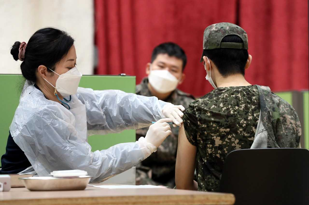 국방부는 24일 코로나19 변이종 오미크론 확산에 대비해 방역 및 의료 등 대응방안을 강화하기로 했다. 자료사진. [헤럴드DB]