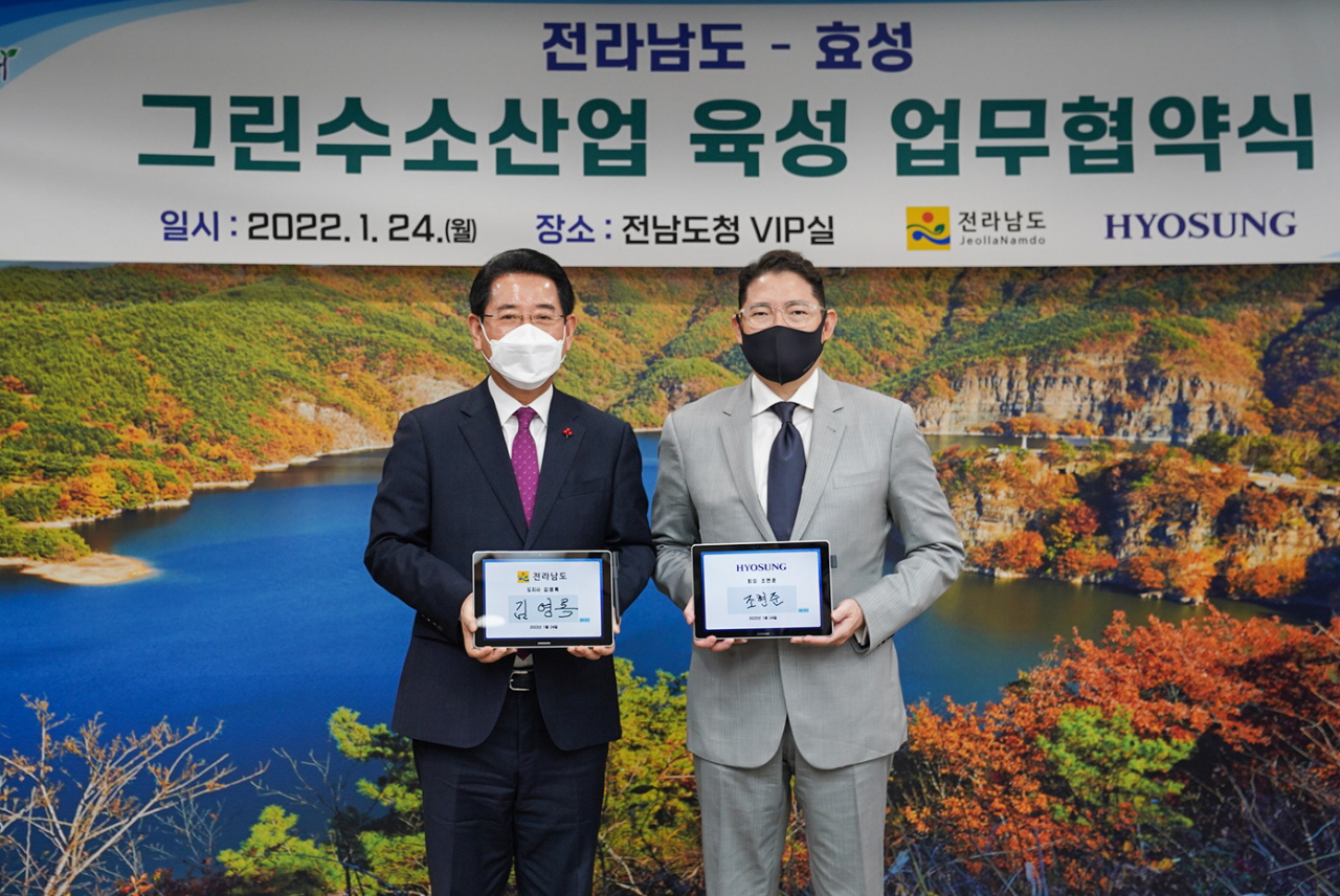 효성이 24일 전남 무안 전남도청에서 조현준 효성 회장(사진 오른쪽)과 김영록 전남도지사가 참석한 가운데, 전남도와 국내 최대 그린수소 생산을 위해 ‘그린수소산업 육성 업무협약’을 체결했다. [효성 제공]