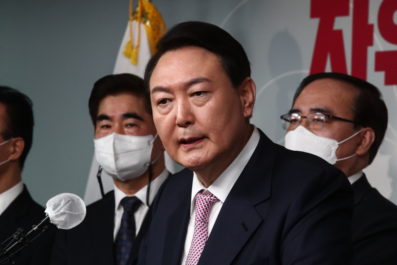 윤석열 국민의힘 대선 후보가 24일 오전 서울 여의도 중앙당사에서 '자유·평화·번영에 기여하는 글로벌 중추국가' 외교안보 글로벌비전을 발표한 뒤 취재진 질문에 답하고 있다. [연합]