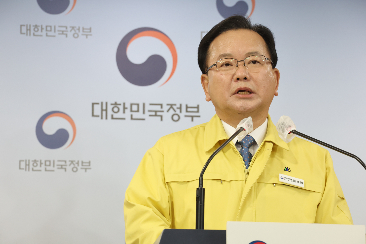 김부겸 국무총리가 24일 정부서울청사 브리핑실에서 코로나19 방역과 관련한 대국민 담화를 발표하고 있다. [연합]