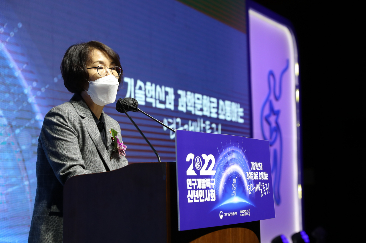 임혜숙 과기정통부 장관이 24일 오후 대전 유성구 ICC호텔에서 열린'2022 연구개발특구 신년인사회' 에서 축사를 전하고 있다. [과기정통부 제공]