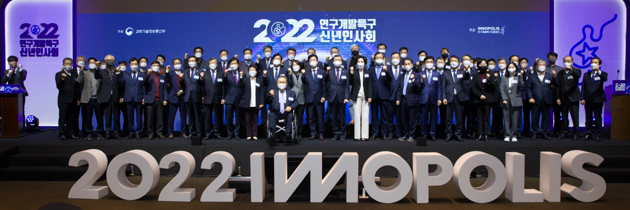 임혜숙 과학기술정보통신부 장관이 24일 대전 유성구 ICC호텔에서 열린 '2022 연구개발특구 신년인사회' 에 참석해 허태정 대전광역시장, 이상민 국회의원, 조승래 국회의원, 정용래 유성구청장, 박정현 대덕구청장, 이광형 KAIST 총장, 강병삼 연구개발특구진흥재단 이사장 등과 기념촬영 하고 있다.[과기정통부 제공]