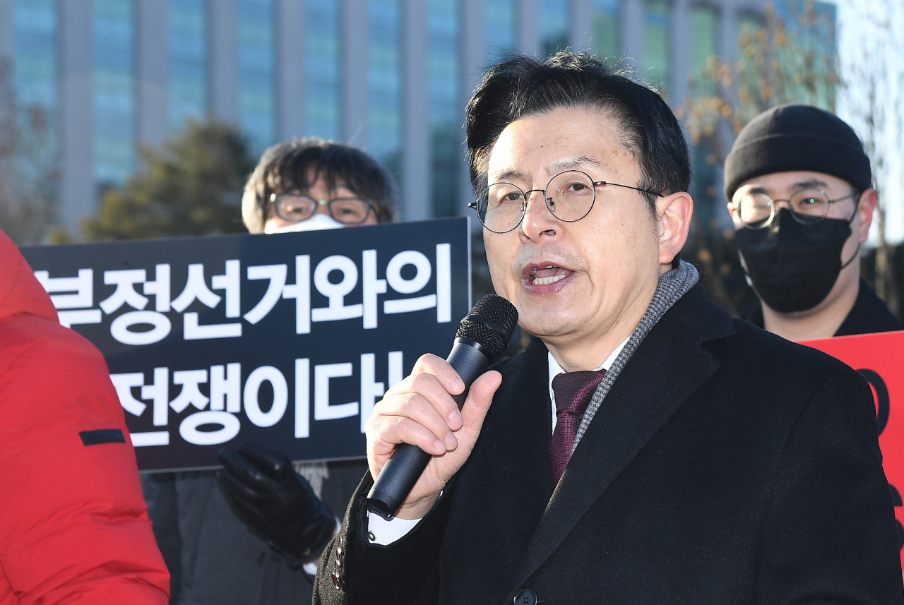황교안 전 미래통합당 대표가 지난 11일 서울 여의도 국회 앞에서 ‘부정선거와의 전쟁선포식’ 기자회견을 하고 있다. [연합]