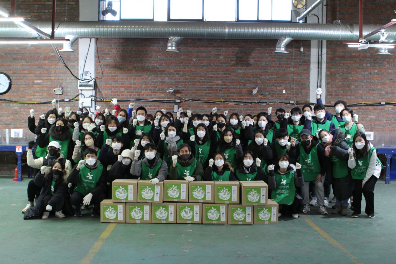 아름다운가게는 전국 110여개 매장을 통해 소외이웃을 위한 나눔보따리를 전달했다고 24일 밝혔다. 전달식 모습. [아름다운가게 제공]