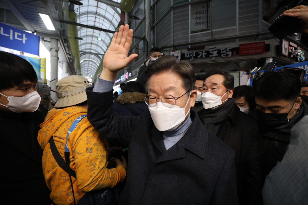 이재명 더불어민주당 대선후보와 이낙연 전 대표가 24일 오후 경기 성남시 중원구 상대원시장에서 열린 '매타버스' 성남, 민심속으로! 행사에 참석하기 위해 이동하고 있다. [연합]