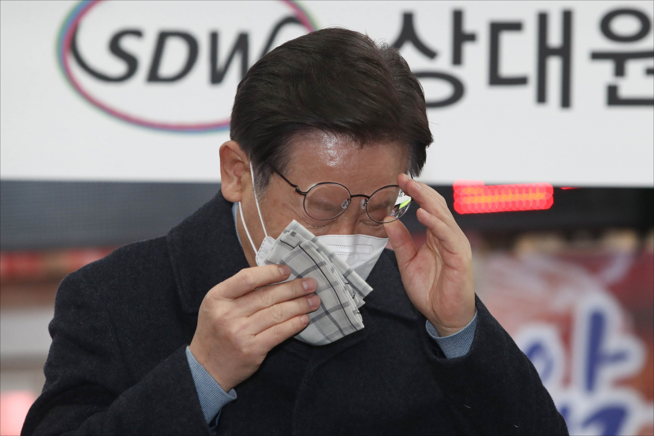 더불어민주당 이재명 대선후보가 24일 오후 경기 성남시 중원구 상대원시장에서 열린 '매타버스' 성남, 민심속으로! 행사에서 즉석연설 도중 눈물을 닦고 있다. [연합]