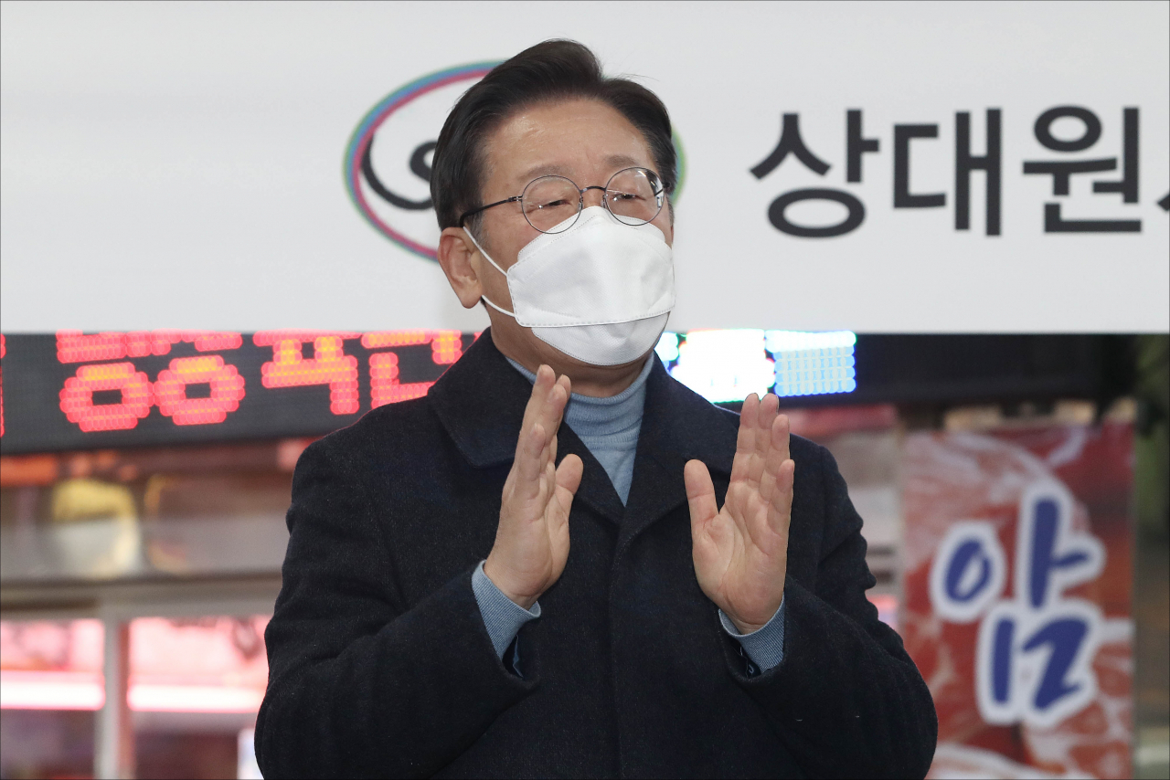 이재명 더불어민주당 대선후보가 24일 오후 경기 성남시 중원구 상대원시장에서 열린 '매타버스' 성남, 민심속으로! 행사에서 눈물을 흘리며 즉석연설하고 있다. [연합]