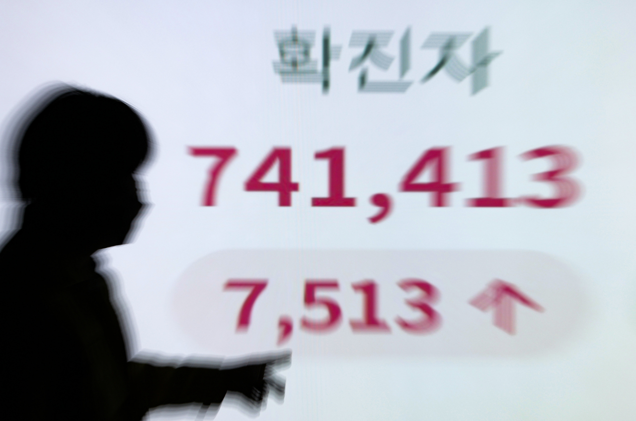 24일 서울 송파구 송파구청에서 직원이 이날 0시 기준 확진자 숫자를 점검하고 있다. 이날 신규확진은 7513명을 기록했다. 이는 지난 주간평균에 비해 4830명 늘어난 숫자로 특히 확진자중 오미크론 검출률이 50%를 넘어 오미크론이 델타변이를 밀어내고 국내에서도 우세종으로 자리잡았다. [연합]