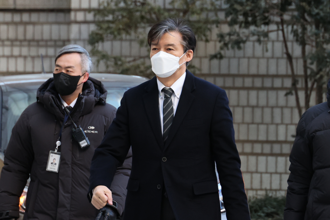 조국 전 법무부 장관이 14일 오전 서울 서초동 서울중앙지법에서 열리는 자녀 입시비리 속행 공판에 출석하고 있다. [연합]
